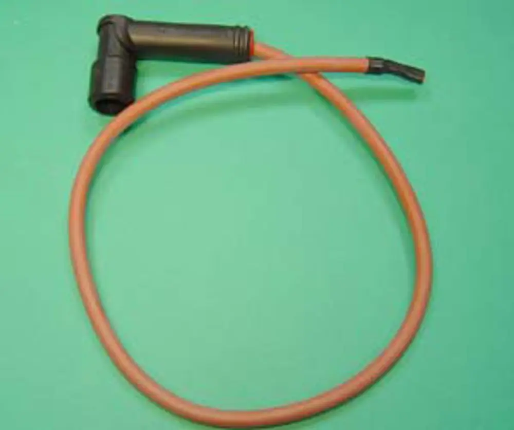 Zündkabel mit geformtem Anschluss, geeignet für Remeha-Geräte. Kabel in einer geschwungenen Form, orangefarben, auf grünem Hintergrund platziert.